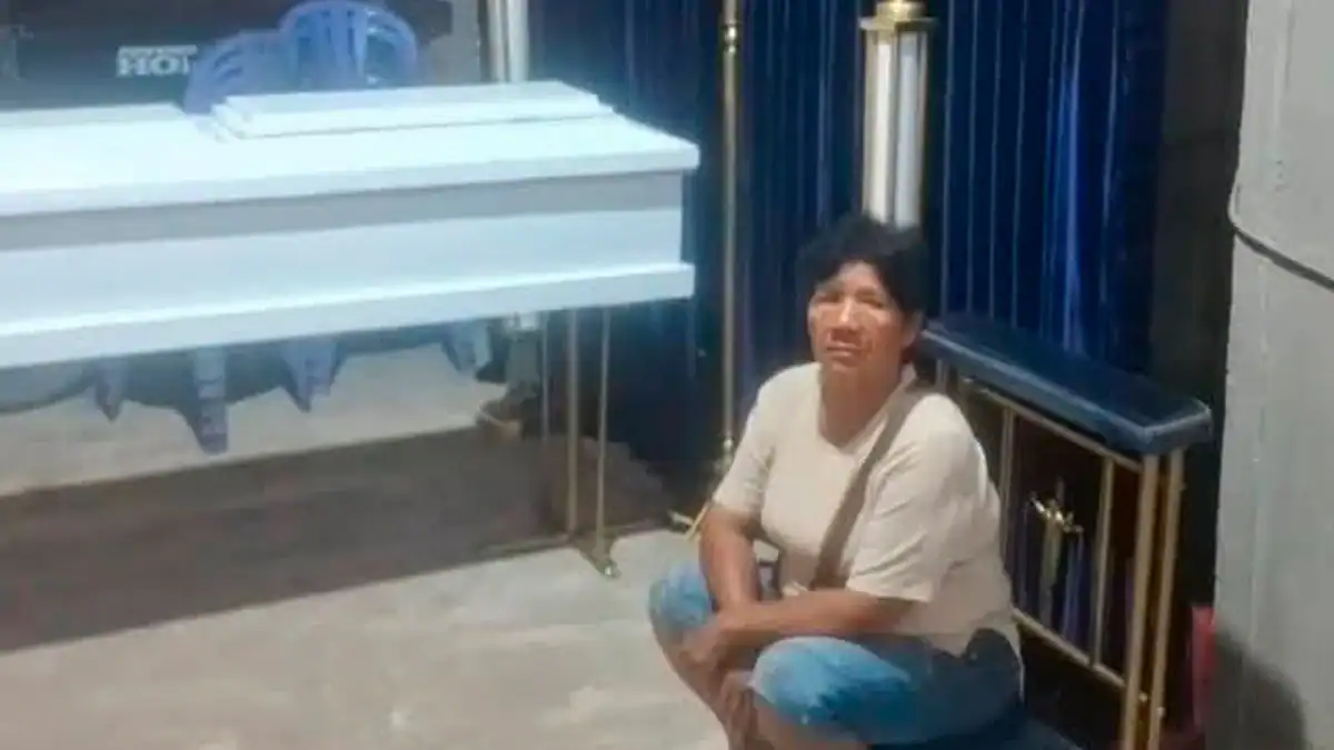 Desconocido en la vía pública en Loreto Noticias, mujer sentada en la calle, situación de vulnerabilidad en zona pública, imágenes de un incidente en Loreto Perú.