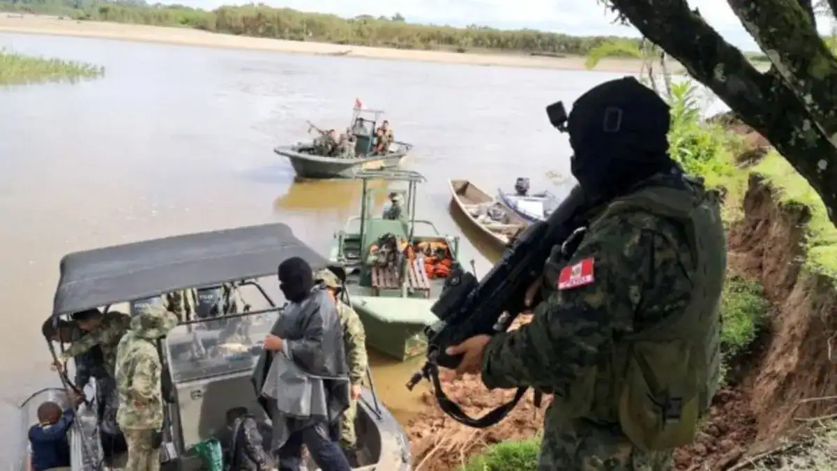 Operativos militares en Loreto, Perú, asegurando la frontera y combatiendo el crimen organizado en áreas rurales del departamento. Fuerzas armadas realizando patrullajes en la selva y en el río Amazonas.