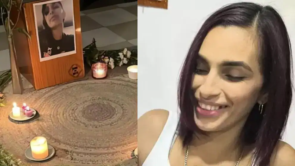 Muerto en un homenaje con velas, fotos y flores en Loreto, Perú. Mujer sonriente en primer plano, al fondo altar con recuerdo y ambiente solemne.
