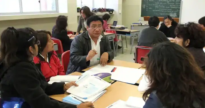 Capacitación docente en Loreto: reunión de profesores en aula escolar discutiendo estrategias pedagógicas y planificación educativa en Loreto Noticias.