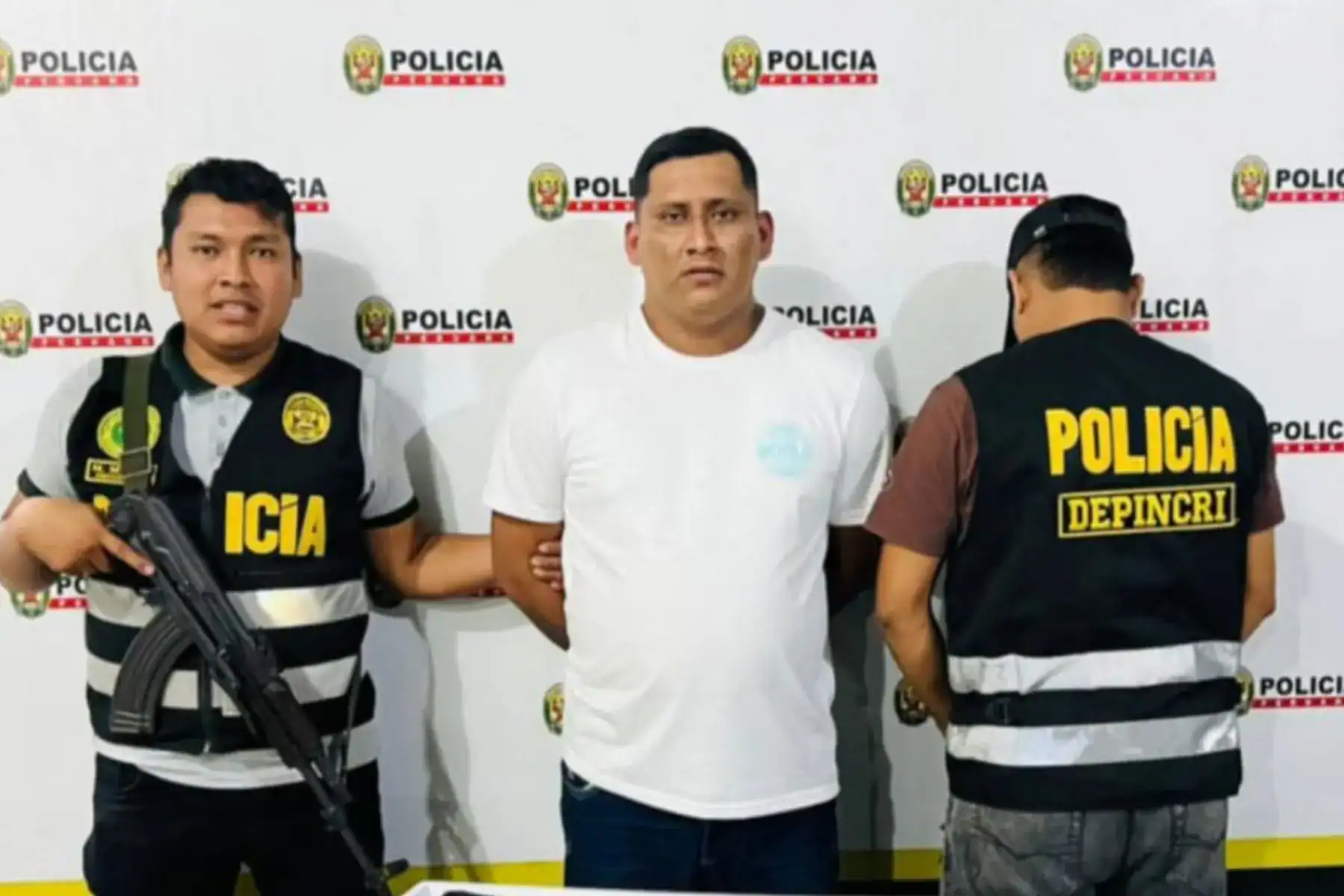 Amenaza y detención de delincuente por la policía en Loreto, Perú, en una rueda de prensa policial. Fotografía de oficiales de la Policía Nacional de Perú en un acto oficial.