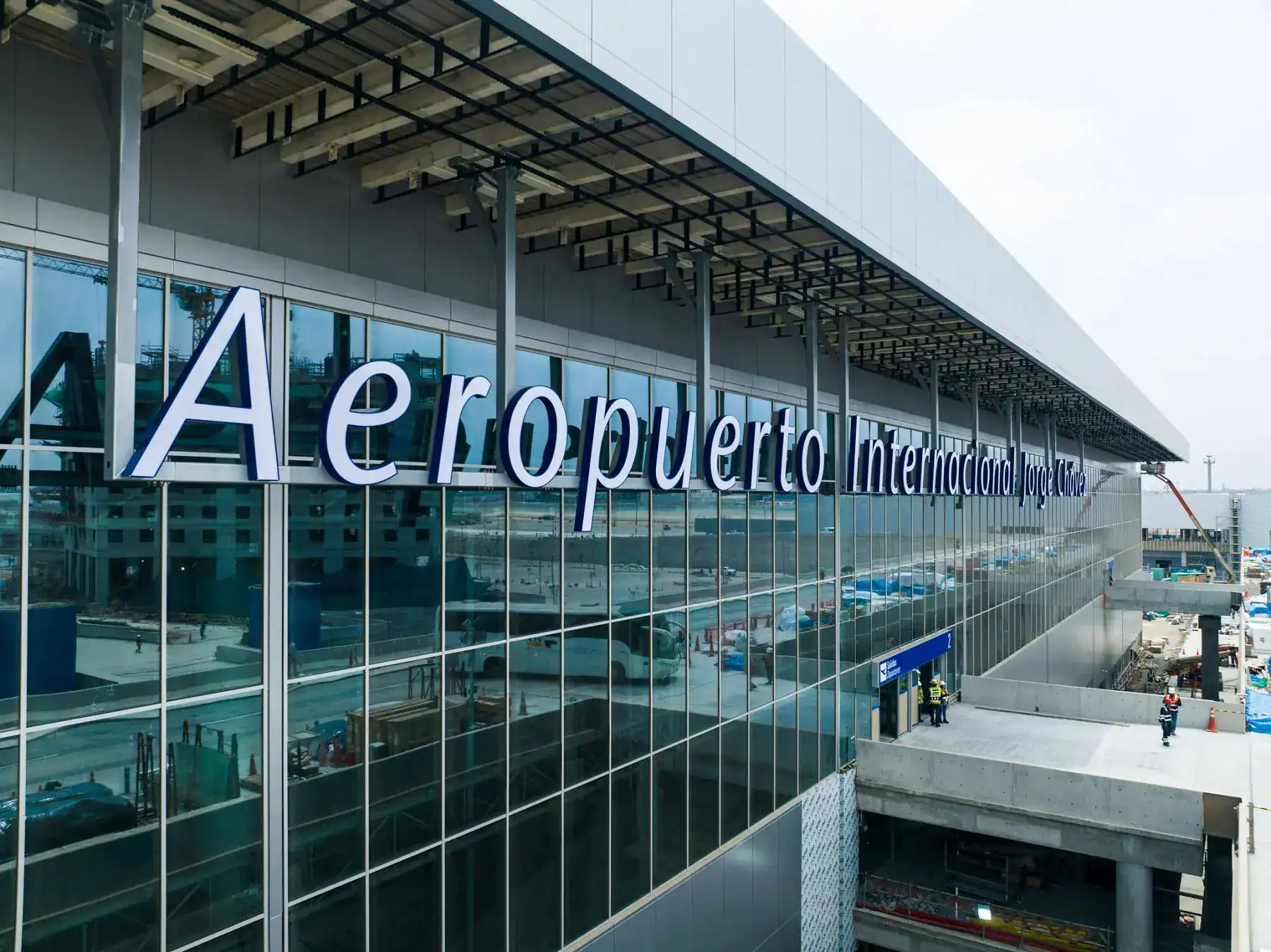 Avión en aeropuerto internacional Jorge Chávez en Lima, Perú, con modernas instalaciones y señalización de Aeropuerto Internacional Jorge Chávez.