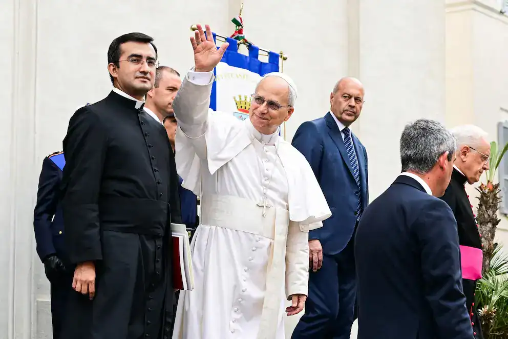 Retrato del Papa Francisco saludando durante un acto oficial con autoridades y miembros de la Iglesia en Loreto, Perú, promoviendo valores religiosos y culturales en eventos públicos religiosos.