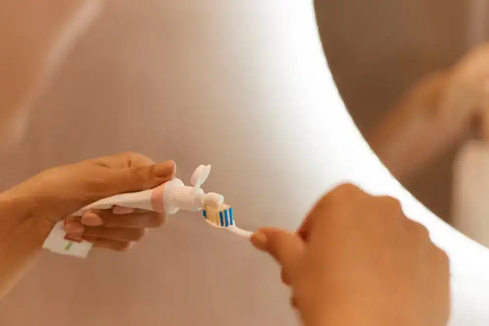 Cepillo de dientes y pasta dental en uso, higiene bucal en Loreto Noticias, salud y cuidados dentales en Loreto, Perú.