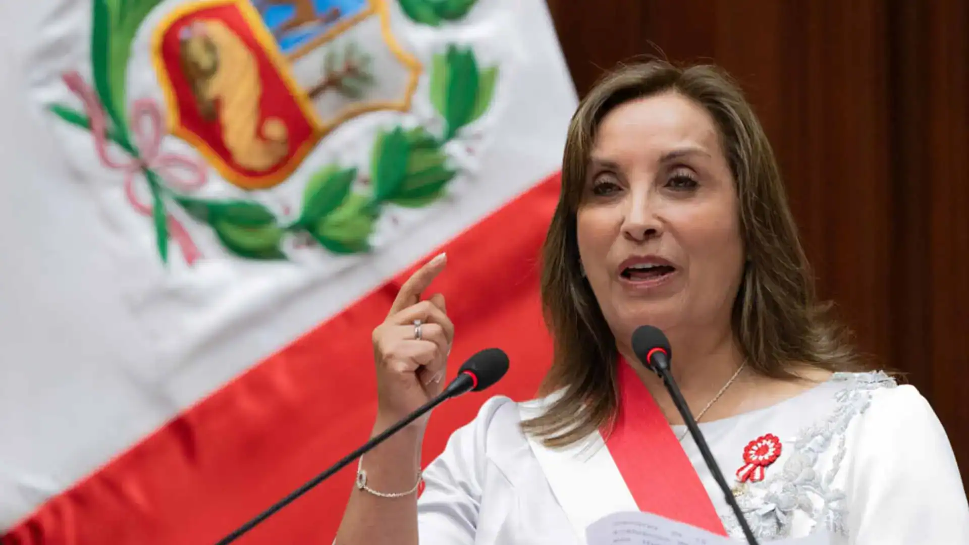 Peru, política, presidenta Dina Boluarte en conferencia de prensa con bandera peruana de fondo en Loreto Noticias.