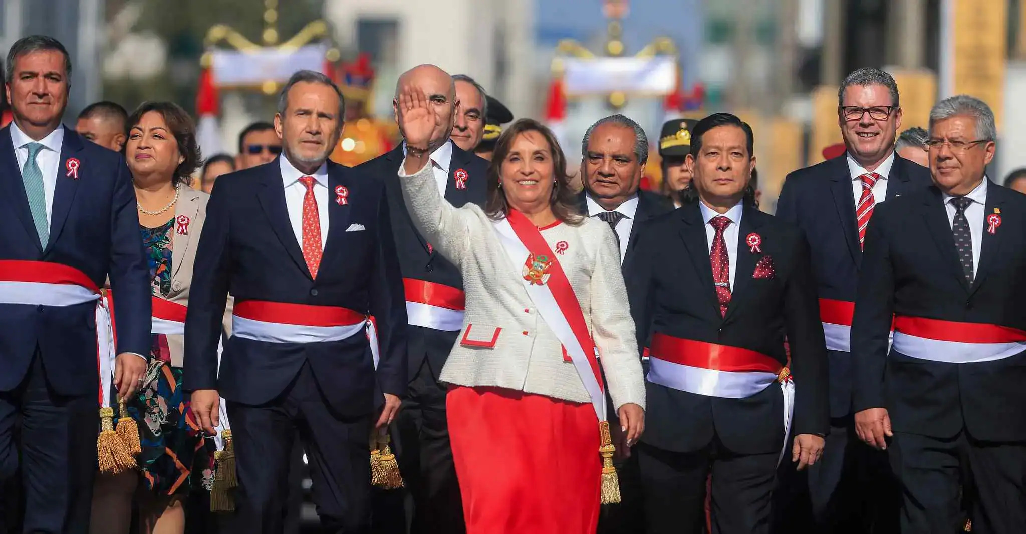 Foto de autoridades peruanas en desfile cívico por aniversario nacional, destacando la presencia de la presidenta durante el evento patriótico en Perú.