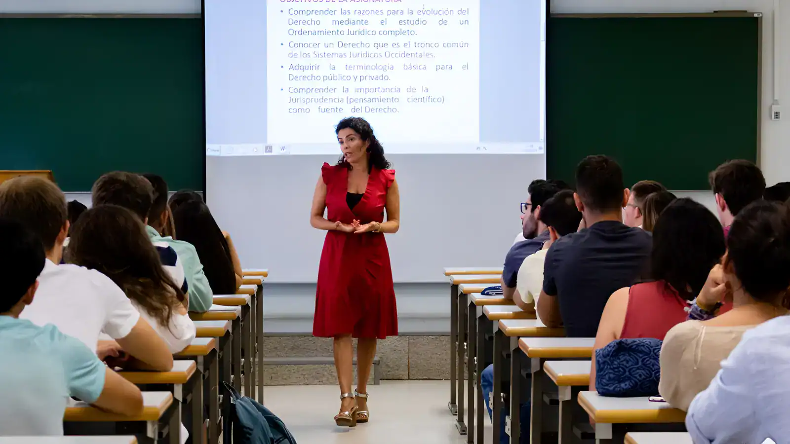 Docente en aula universitaria enseñando derecho, con estudiantes atentos en classroom, contenido académico, aprendizaje en educación superior, cursos de derecho en Loreto Noticias.