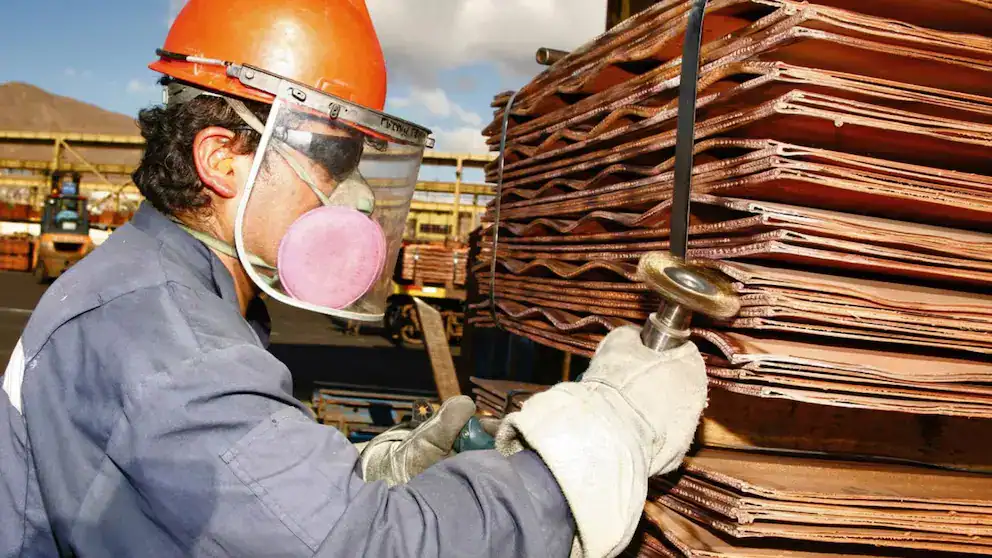 Camión de carga con lotes de materiales de construcción, trabajador en obra civil, operador en sector industrial en Loreto Noticias en Perú.