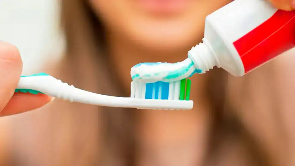Cepillo de dientes con pasta dental en primer plano, enfoque en higiene bucal y salud dental, ideal para artículos sobre cuidado oral, prevención de caries y limpieza dental.