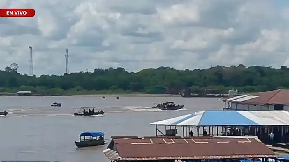 Barcos en el río Loreto durante una transmisión en vivo en Loreto Noticias, mostrando actividades acuáticas y movimiento en el puerto de Loreto, Perú.