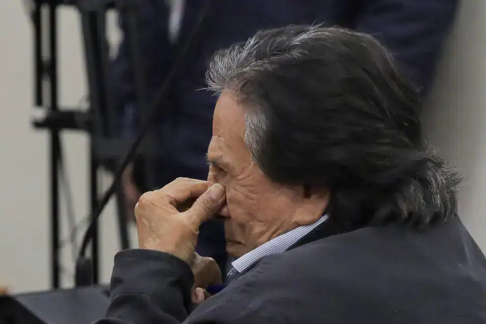 Político peruano con expresión de tristeza durante una conferencia en Loreto Noticias.