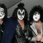 Rock en vivo banda musical estilo glam metal en concierto, maquillaje teatral y vestuarios llamativos en escenario de Loreto Noticias.