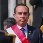 Hombre en ceremonia oficial con banda presidencial en Loreto Noticias, imagen de la importancia política y eventos en Loreto Perú.