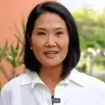 Profesional mujer peruana en entrevista al aire, con fondo de naturaleza, enfatizando noticias y comunicación en Loreto Noticias.