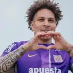 Jugador de fútbol peruano haciendo corazón con las manos con camiseta morada en Loreto Noticias.