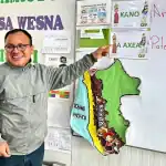 Diseñador enseñando mapa del Perú en aula escolar, promoviendo educación en geografía y cultura local en Loreto, Perú, para incentivar el aprendizaje infantil y fortalecer identidad regional.