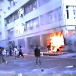 Explosión en edificio en Loreto Noticias, incendio en la zona urbana. Personas observan el suceso tras la detonación que causó pánico y daños estructurales. Estado de emergencia en la ciudad de Loreto.