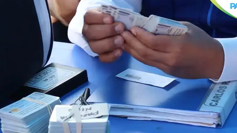 Bolsa con dinero, billetes y documentos en mano, imágenes de un proceso legal o financiero en Loreto Noticias.