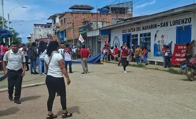 Marcha cívica en Loreto, promoviendo participación ciudadana en San Lorenzo. Comunidad se congrega frente al Colegio Dayer del Marañón en actividad local.