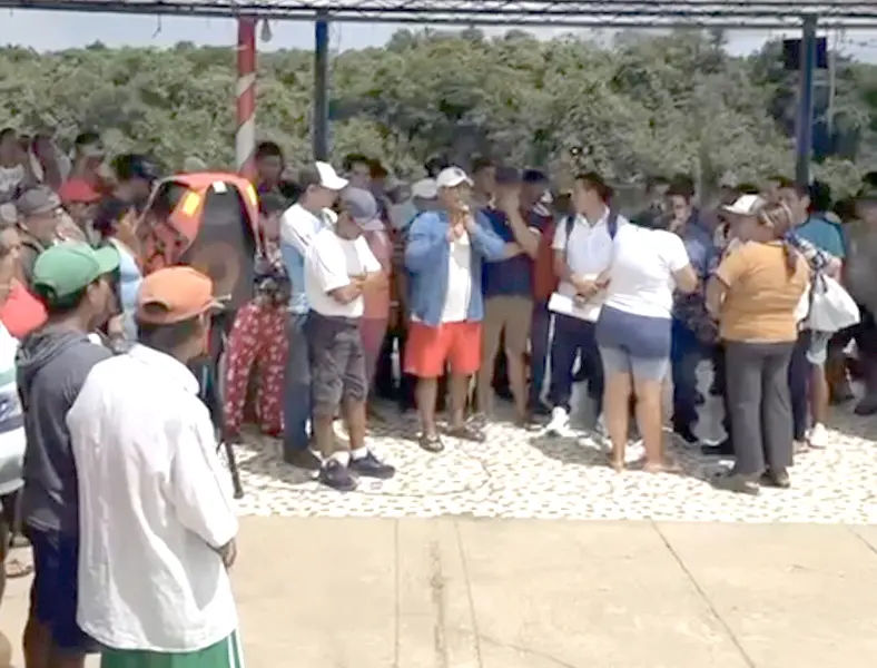 Personas congregadas en un punto de encuentro en Loreto, Perú, participando en una actividad comunitaria o reunión social al aire libre.