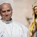 Dios Padre con sonrisa y bendiciendo, junto a la Virgen María con vestimenta tradicional y halo dorado, en una escena religiosa significativa.