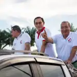 Candidatos en campaña electoral en Loreto durante un evento político en Lima, Perú, promoviendo propuestas y candidaturas en las elecciones regionales y municipales.