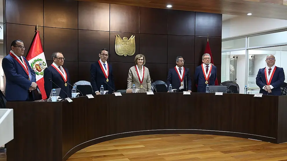 Asegurados en ceremonia oficial con medallas y banderas en Loreto Noticias.