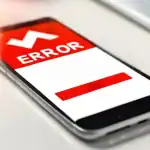 Error en el teléfono móvil, indicativo de problemas técnicos o fallos en el sistema. Imagen que ilustra una pantalla de smartphone con mensaje de error, relacionado con fallos en dispositivos tecnológicos o en aplicaciones.