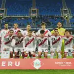 Jugadores de la selección peruana de fútbol en el estadio Fisht de Sochi para la Copa del Mundo 2025. Equipo peruano con uniforme blanco y rojo, listos para jugar en el torneo internacional.