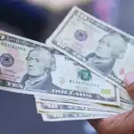 Bolsas de billetes de 10 y 100 dólares, dinero en efectivo, economía en Loreto Noticias, finanzas personales, comercio, dólar en Perú, actualidad económica.