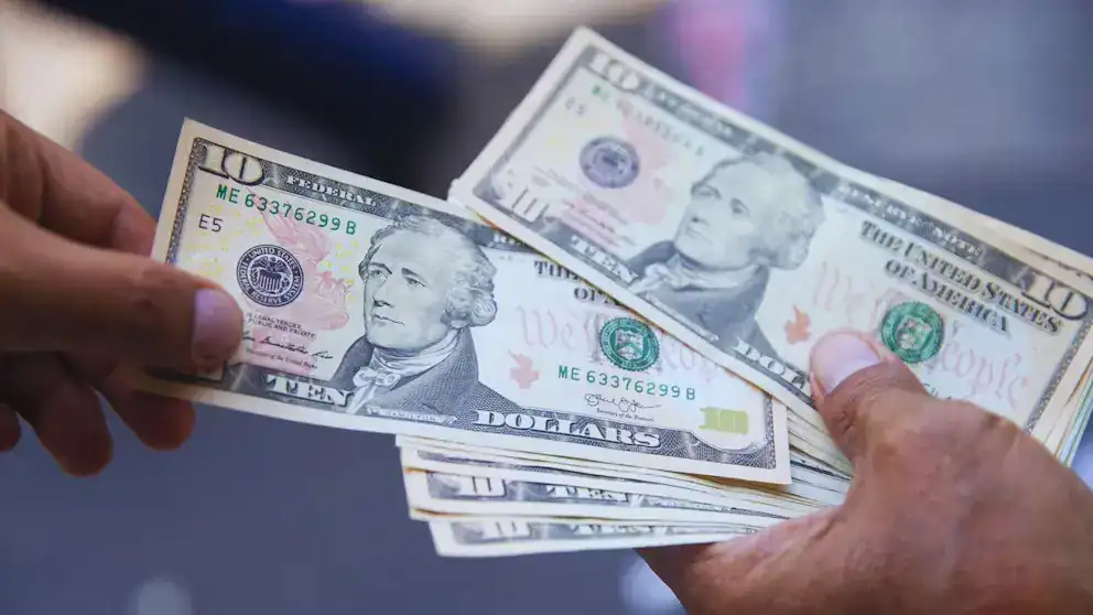 Bolsas de billetes de 10 y 100 dólares, dinero en efectivo, economía en Loreto Noticias, finanzas personales, comercio, dólar en Perú, actualidad económica.