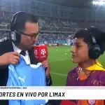 Personas entrevistadas en partido de fútbol en Loreto, Perú, en vivo con micrófonos y audífonos, en estadio lleno, cobertura deportiva local.