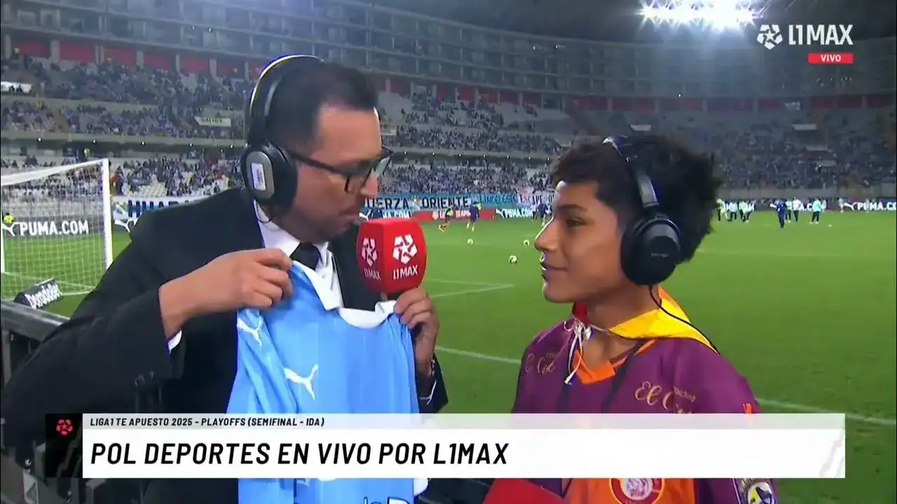 Personas entrevistadas en partido de fútbol en Loreto, Perú, en vivo con micrófonos y audífonos, en estadio lleno, cobertura deportiva local.