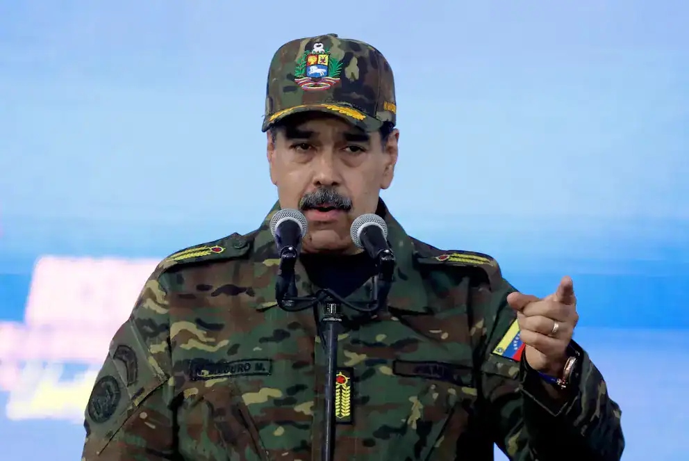 Alt text: Oficial de las Fuerzas Armadas de Perú en uniforme militar, hablando en un acto oficial con micrófono, expresando liderazgo y autoridad en un evento institucional.